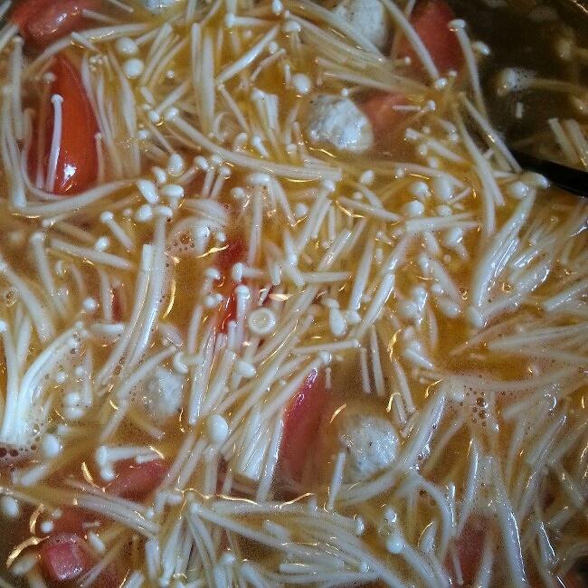 番茄貢丸金針菇湯的做法 步骤3