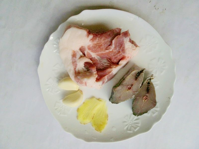 【小家常大美味】馬鮫咸魚蒸肉餅的做法 步骤1