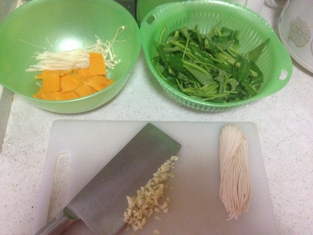 花生醬蔬菜拌面的做法 步骤1