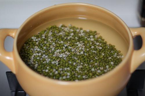 綠豆薏仁湯---三伏季的清涼飲品的做法 步骤1