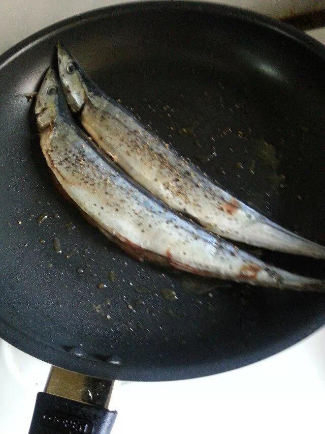 香煎歐芹黑椒秋刀魚的做法 步骤1