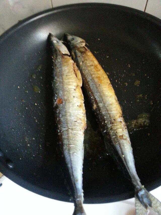 香煎歐芹黑椒秋刀魚的做法 步骤2