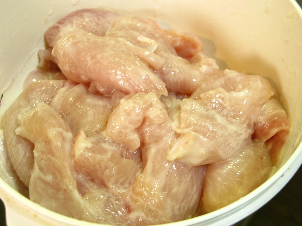 味噌加沙拉醬做出軟嫩的雞胸肉塊的做法 步骤2