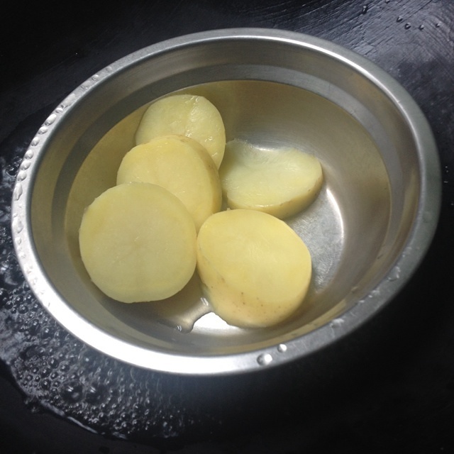 土豆培根蔬果沙拉的做法 步骤1