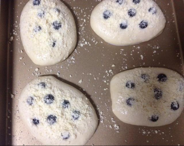 藍色波點∼藍莓酸奶小面包的做法 步骤3