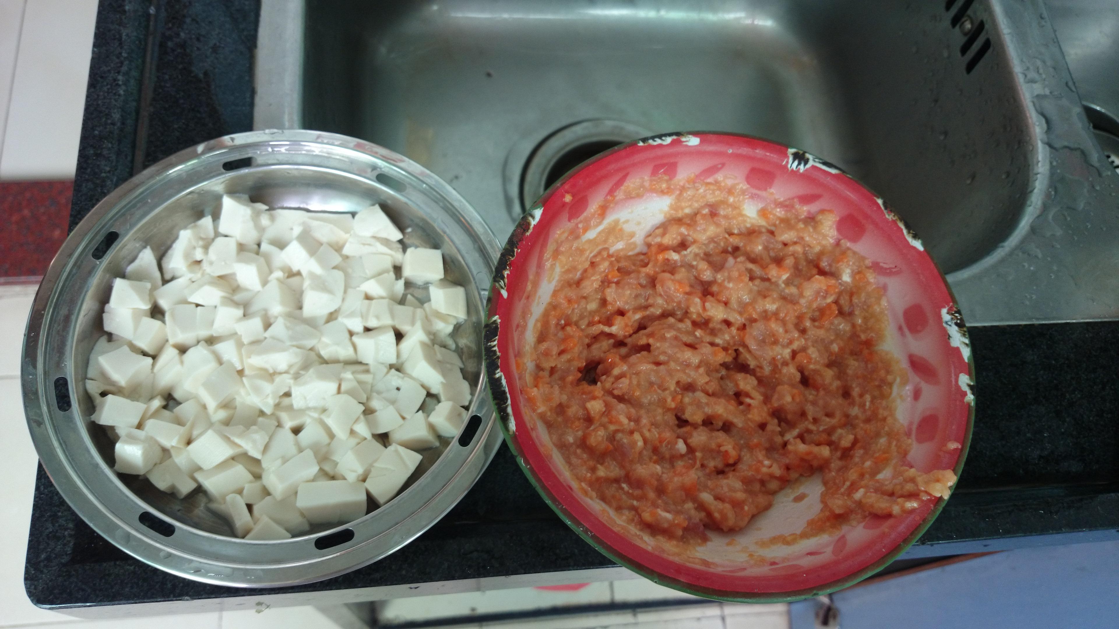 寶寶私房菜——紅蘿卜馬蹄豬肉蒸豆腐的做法 步骤1