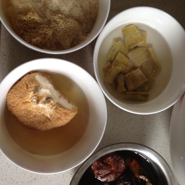菌菇筍干湯的做法 步骤1