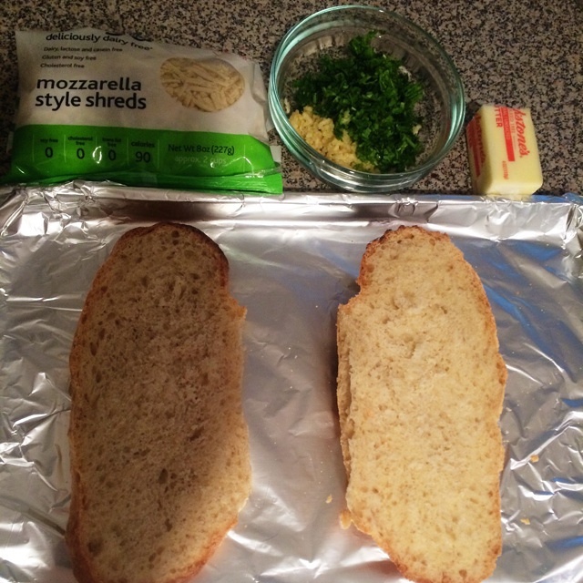 蒜蓉芝士面包的做法 步骤2