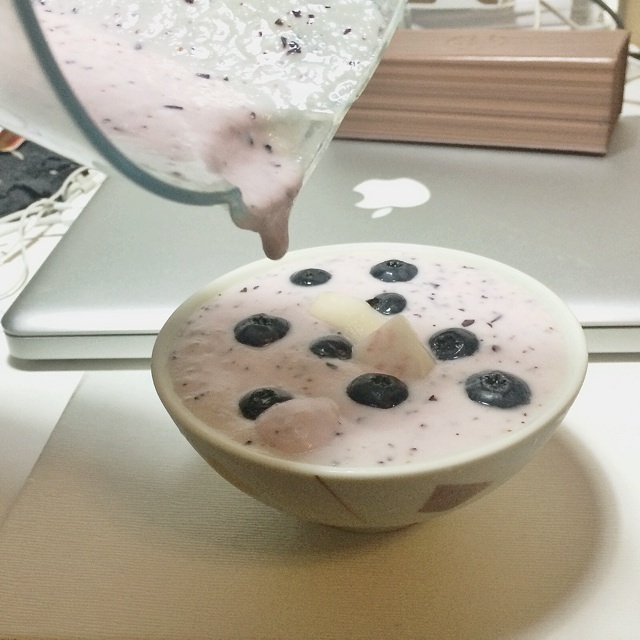 藍莓桃子冰激凌的做法 步骤1