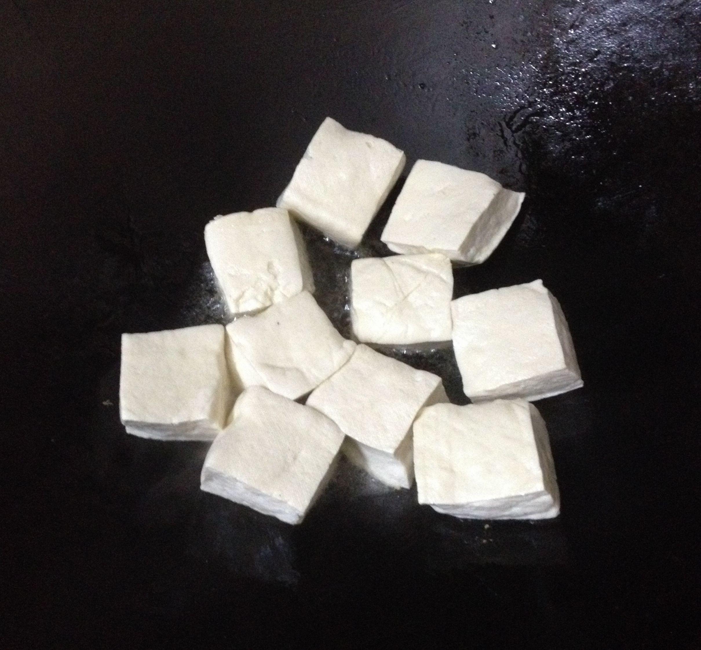 豆腐燜魚的做法 步骤3
