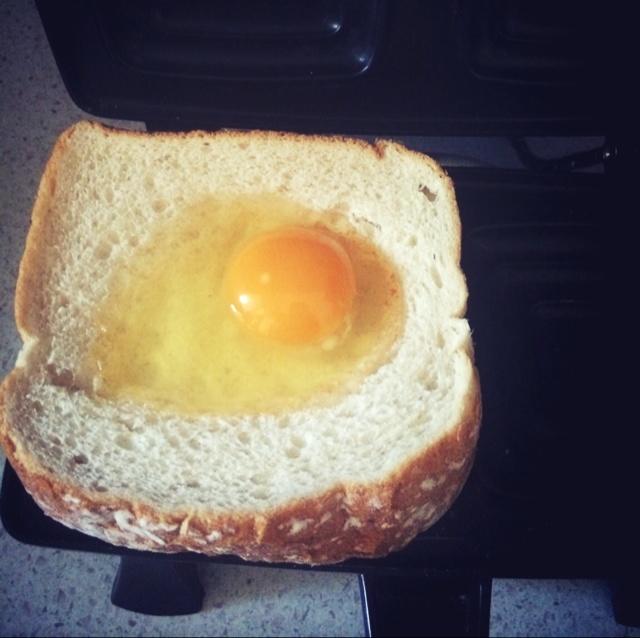 egg in a basket 吐司蛋（生活版）的做法 步骤4