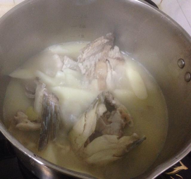魚頭湯的做法 步骤4
