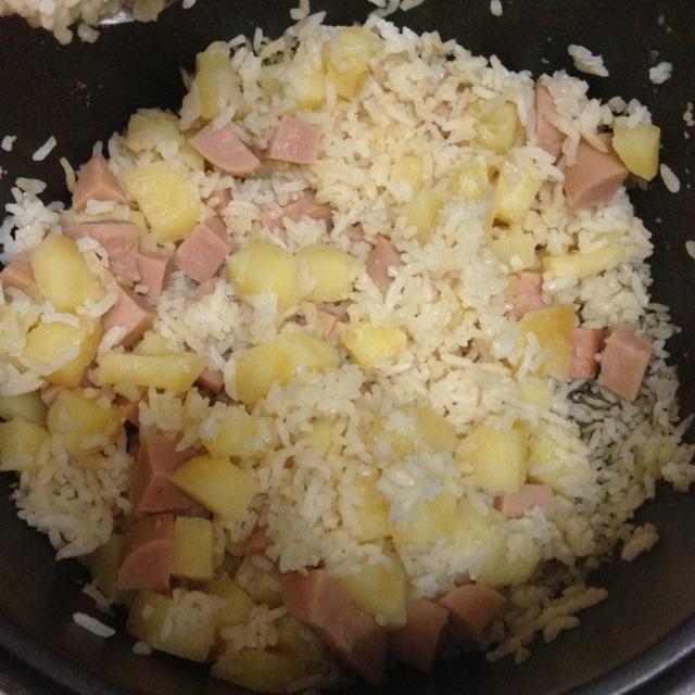 電飯鍋版土豆香腸燜飯的做法 步骤4