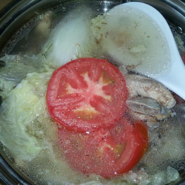 白菜西紅柿大骨湯的做法 步骤2
