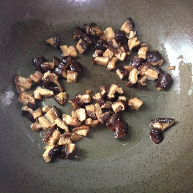 香菇臘腸燜飯的做法 步骤3