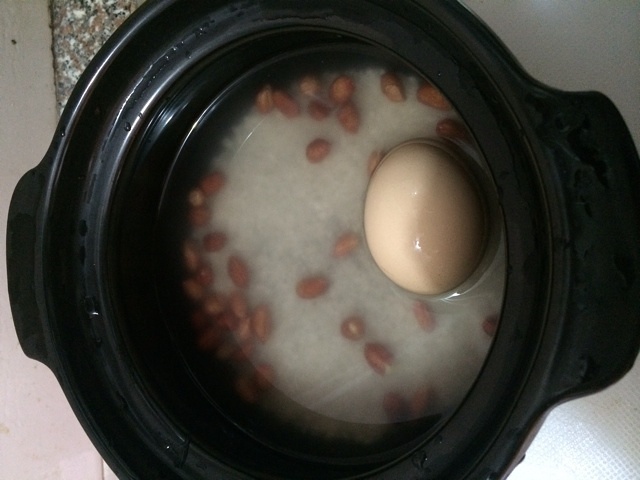 花生米香菇雞蛋砂鍋粥的做法 步骤1