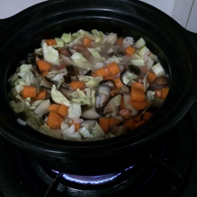 花生米香菇雞蛋砂鍋粥的做法 步骤3