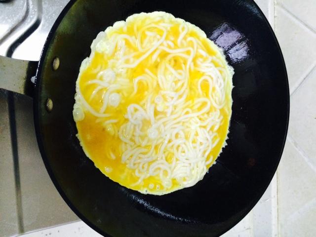 黃金雞蛋煎面條的做法 步骤4
