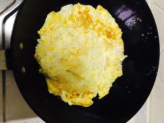 黃金雞蛋煎面條的做法 步骤5