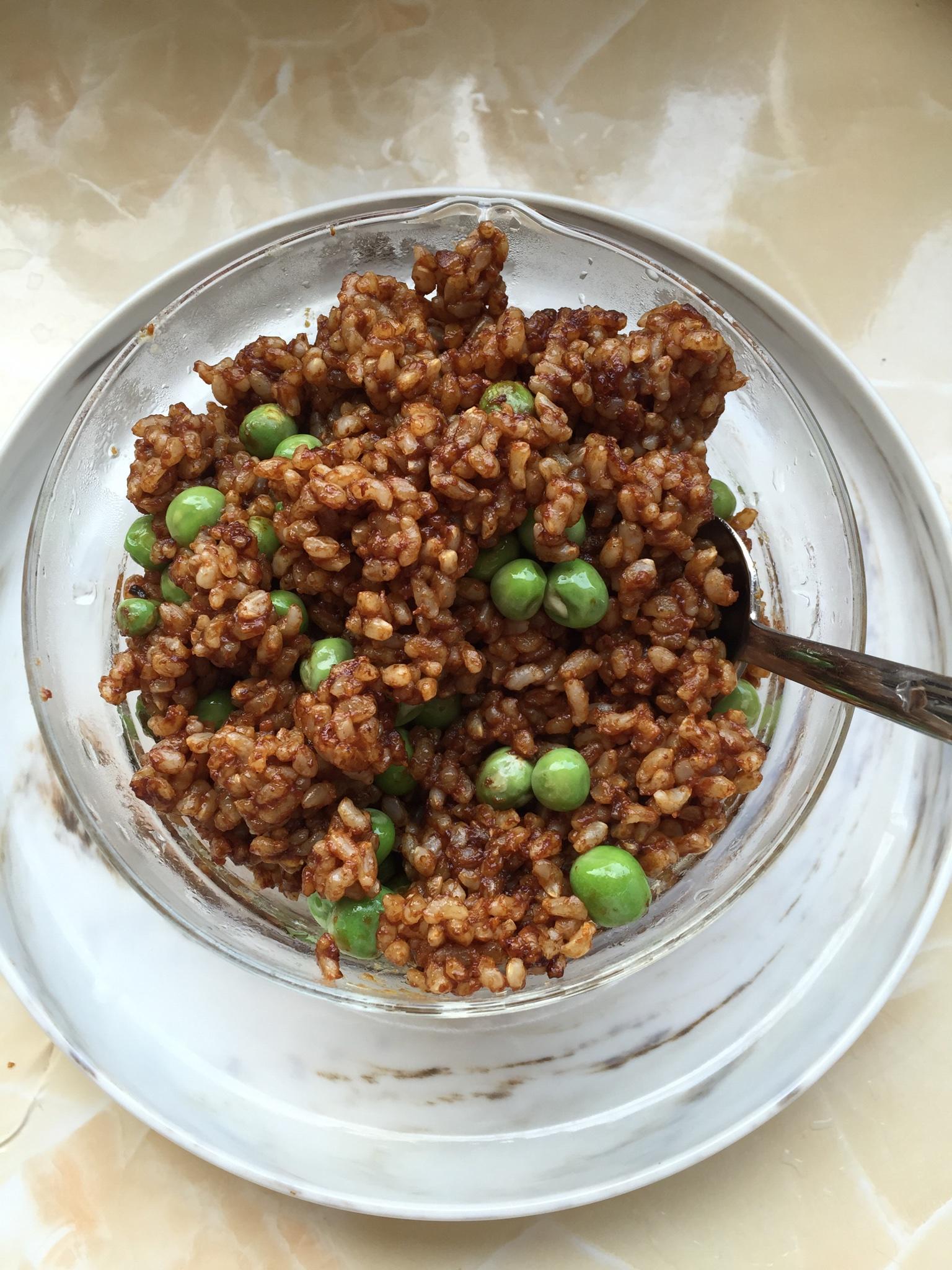 豌豆糙米醬油炒飯的做法 步骤3