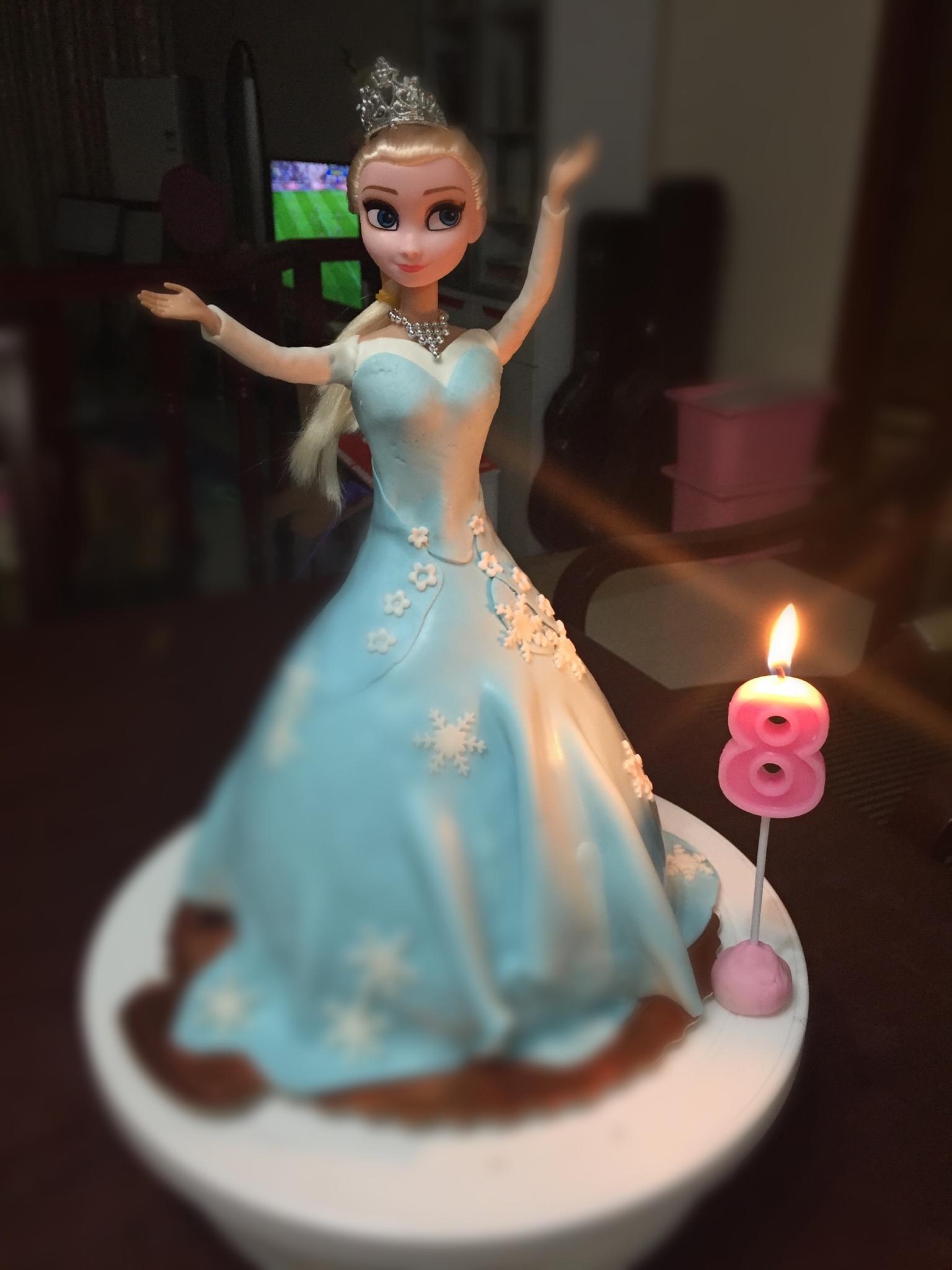 冰雪奇緣-艾莎公主翻糖蛋糕的做法 步骤2