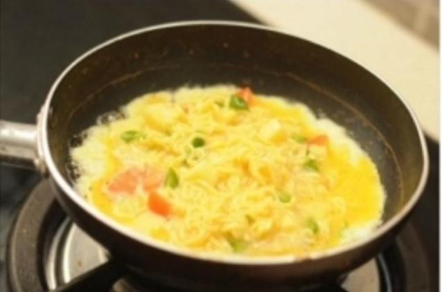 泡面雞蛋煎（Omelette Noodle ）的做法 步骤4