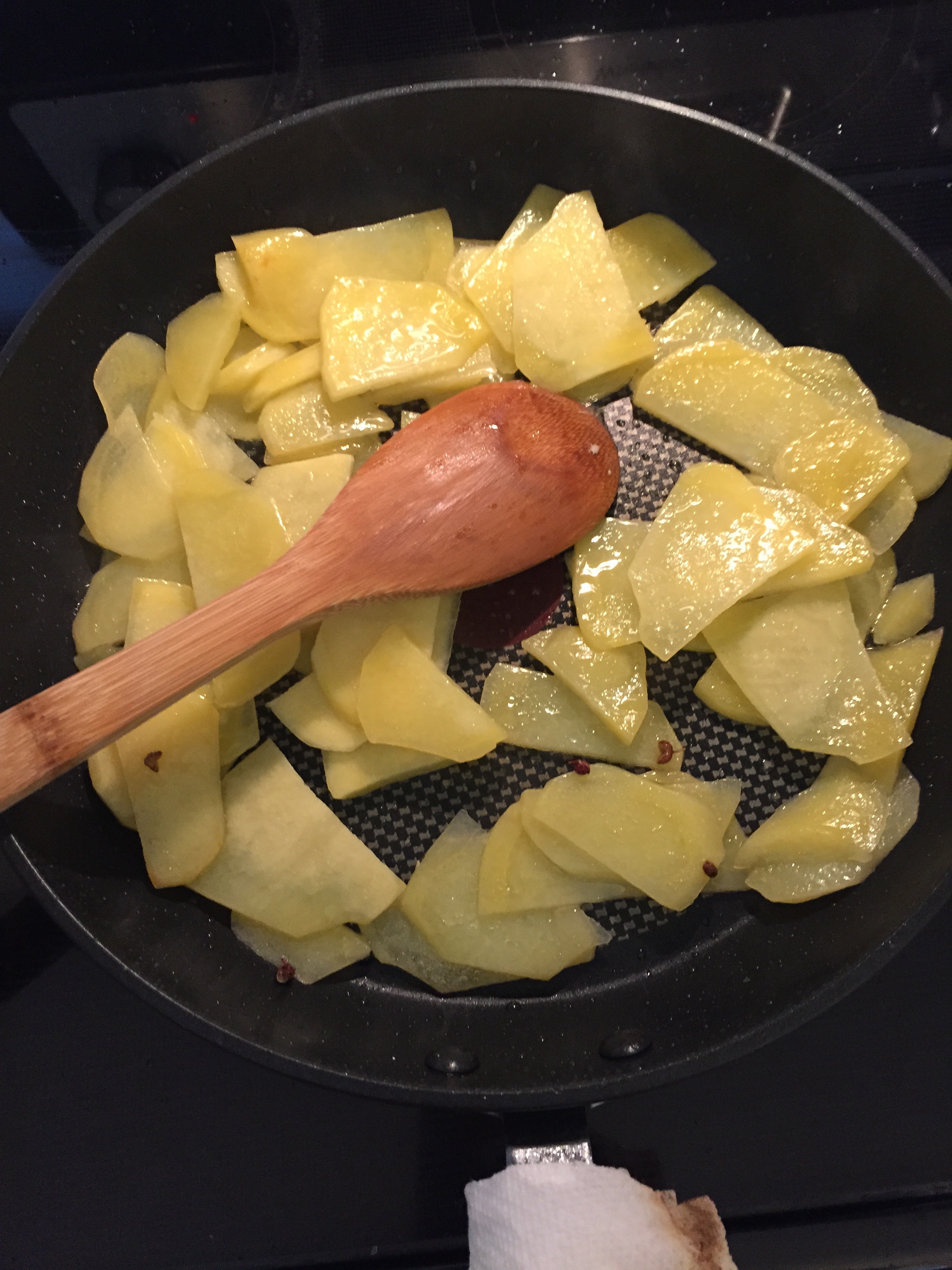 土豆洋蔥爆香回鍋肉（可能是最普通的食材∼最不可思議的味道，家常菜中的下飯菜）的做法 步骤3