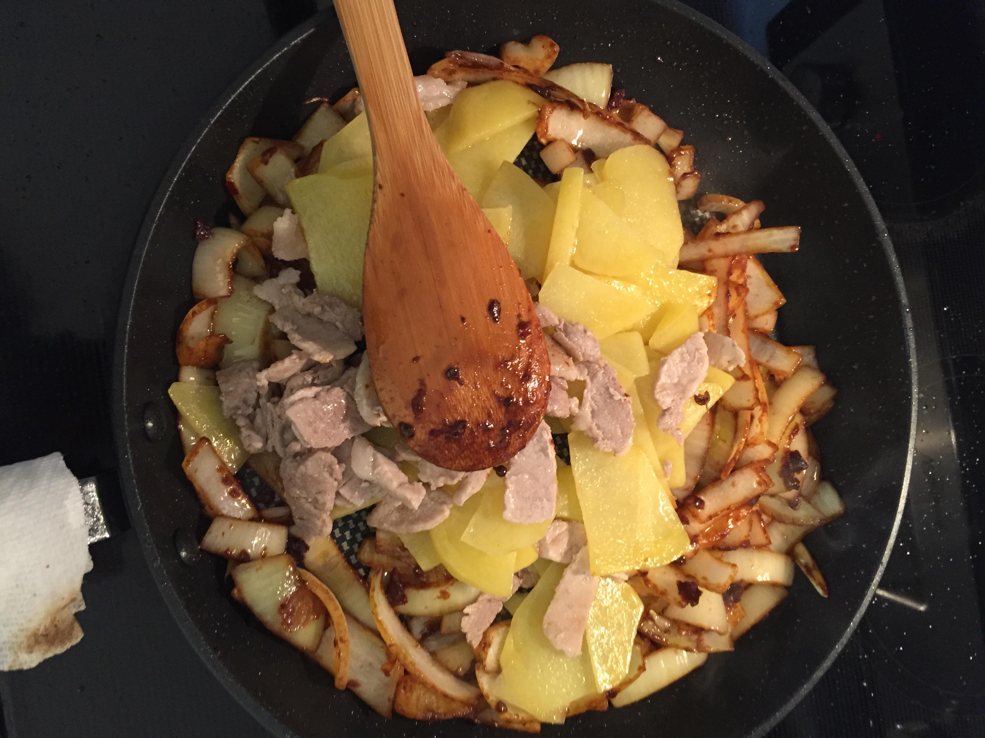 土豆洋蔥爆香回鍋肉（可能是最普通的食材∼最不可思議的味道，家常菜中的下飯菜）的做法 步骤8