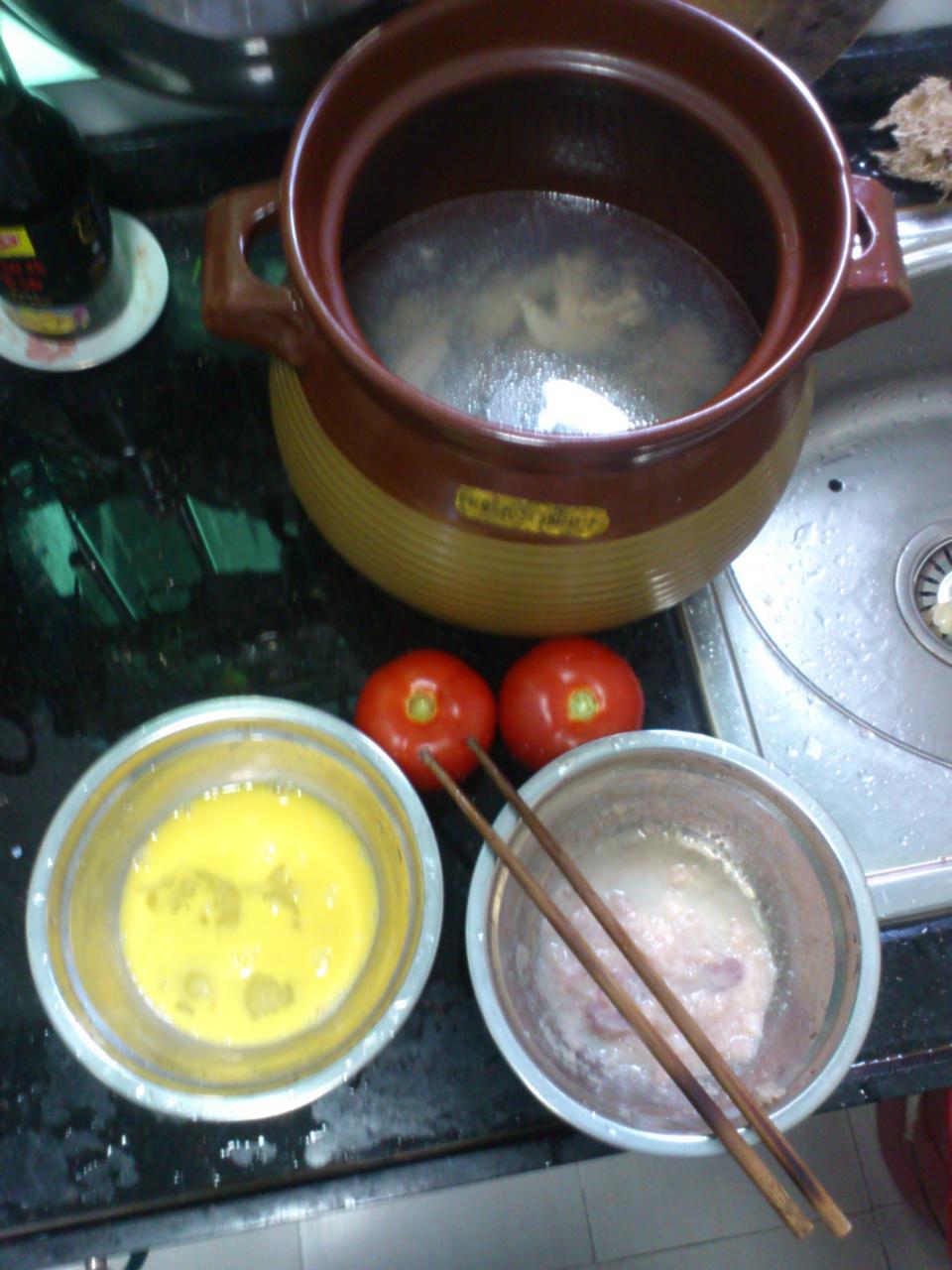 寶寶私房菜——番茄肉末蛋羹（配軟米飯）的做法 步骤1