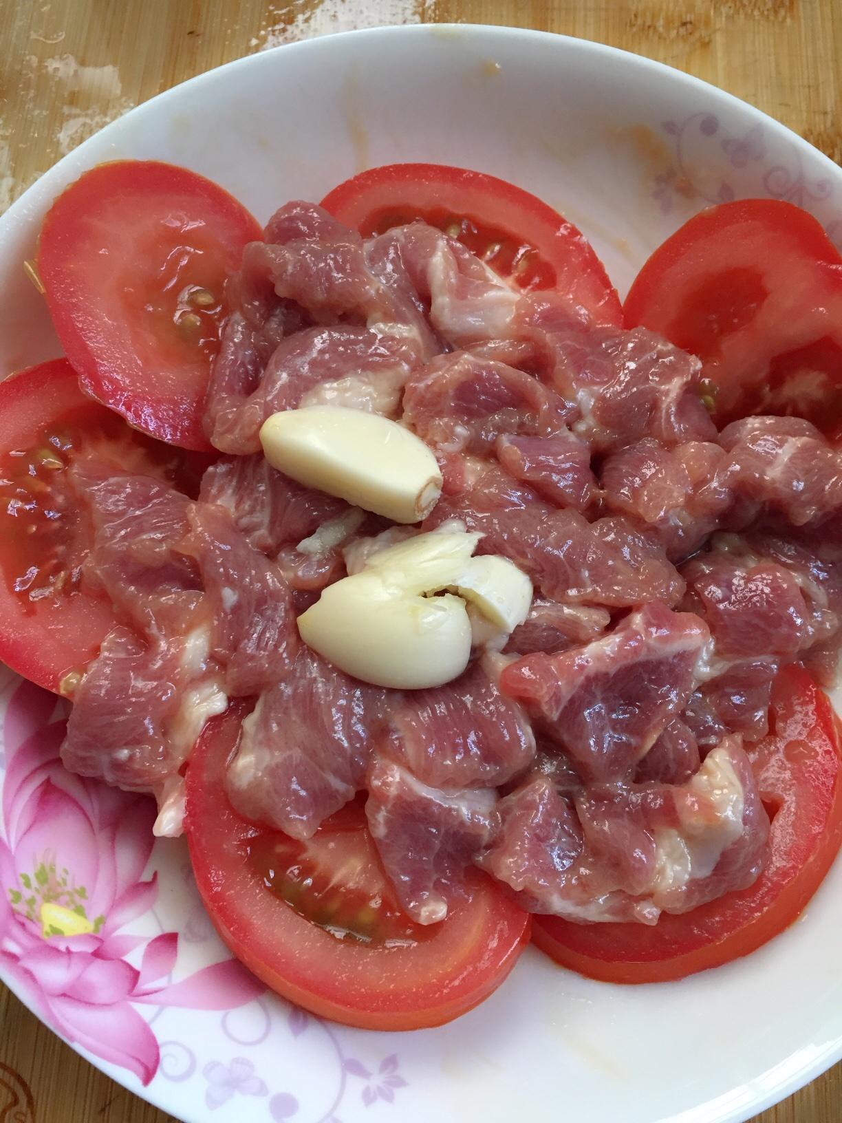 番茄蒸豬肉的做法 步骤1