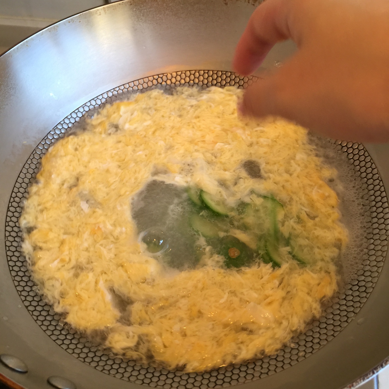 喂飽小怪物速成班－姥姥的雞蛋黃瓜片湯的做法 步骤7