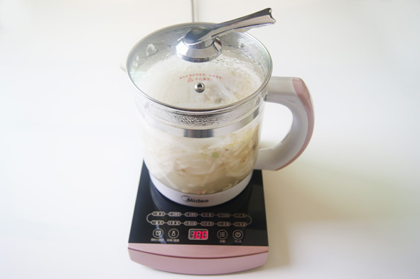 喝湯也能輕松享“瘦”【蝦皮蛤蜊肉蘿卜絲湯】的做法 步骤9