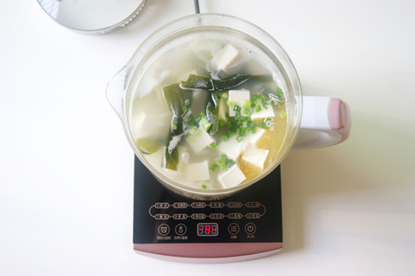 喝湯也能輕松享“瘦”【蝦皮蛤蜊肉蘿卜絲湯】的做法 步骤11