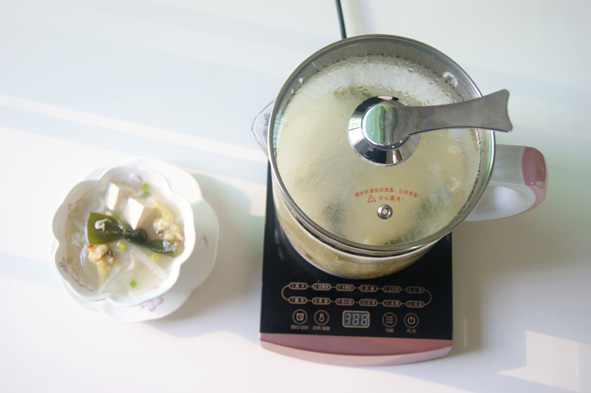 喝湯也能輕松享“瘦”【蝦皮蛤蜊肉蘿卜絲湯】的做法 步骤12