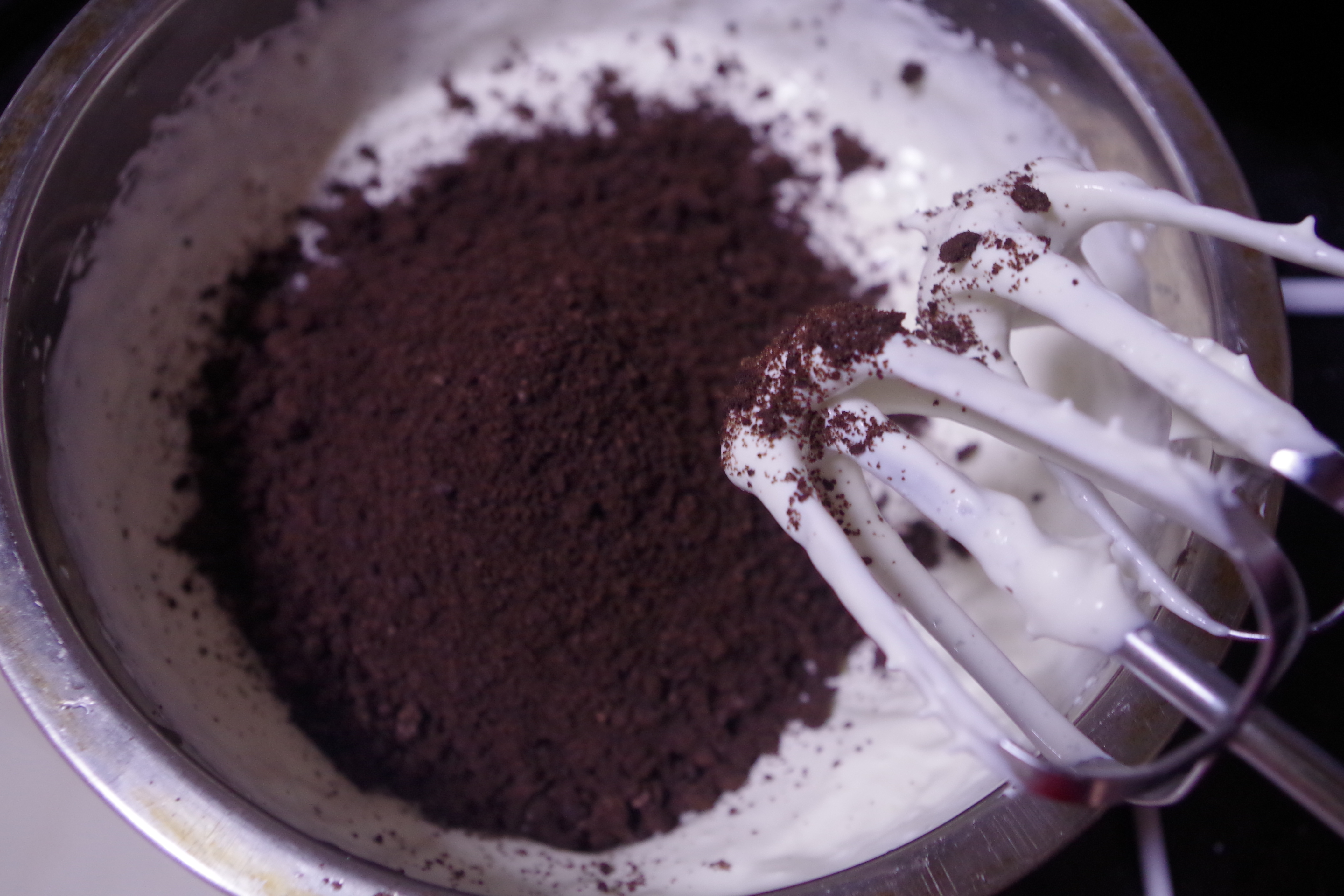 奧利奧黑巧克力咸奶油蛋糕卷的做法 步骤11