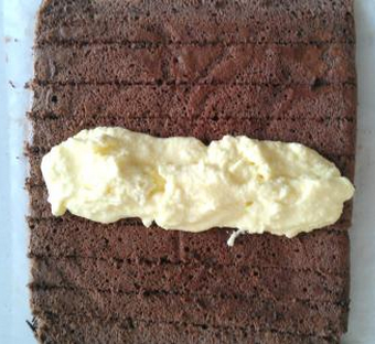 奧利奧黑巧克力咸奶油蛋糕卷的做法 步骤12