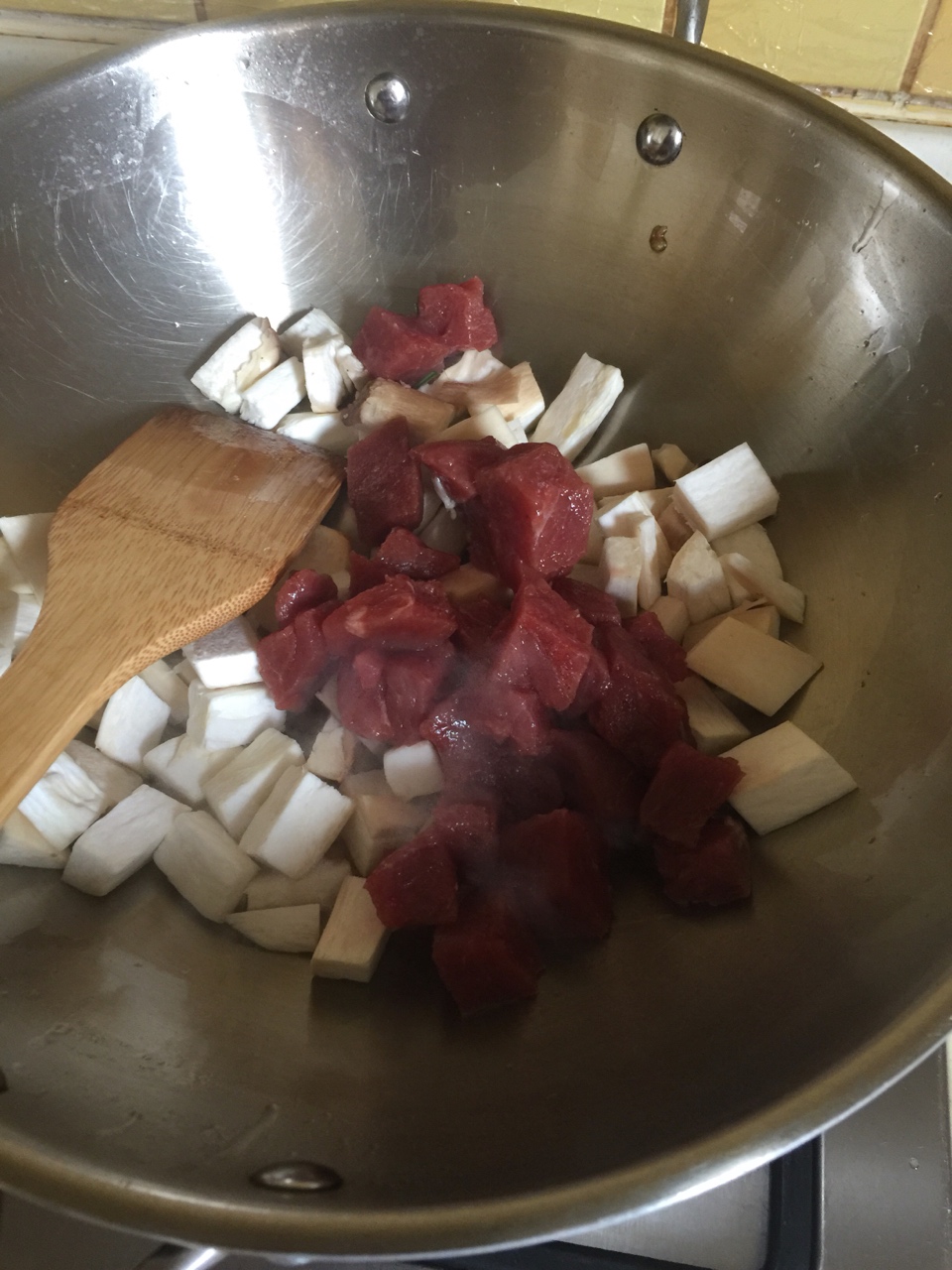 菲力牛肉粒炒杏鮑菇的做法 步骤3