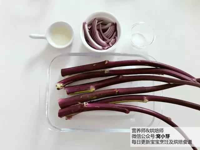 寶寶輔食︰10分鐘美味冬令佳肴，清炒紅菜苔 12M+的做法 步骤1