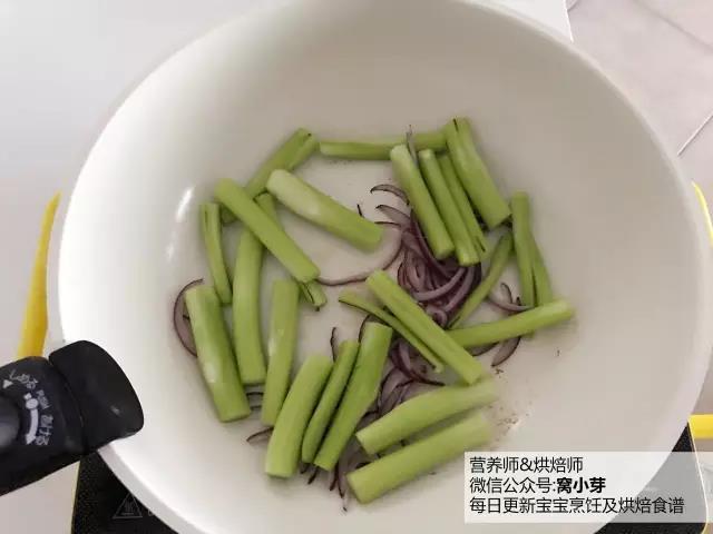 寶寶輔食︰10分鐘美味冬令佳肴，清炒紅菜苔 12M+的做法 步骤4