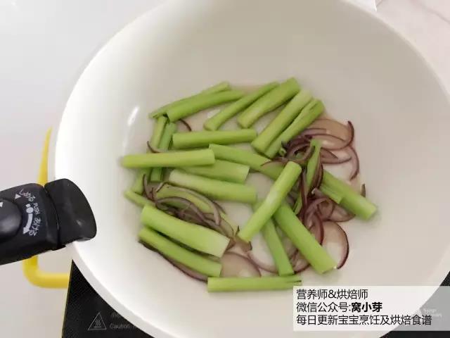 寶寶輔食︰10分鐘美味冬令佳肴，清炒紅菜苔 12M+的做法 步骤6