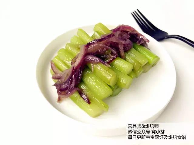 寶寶輔食︰10分鐘美味冬令佳肴，清炒紅菜苔 12M+的做法 步骤8