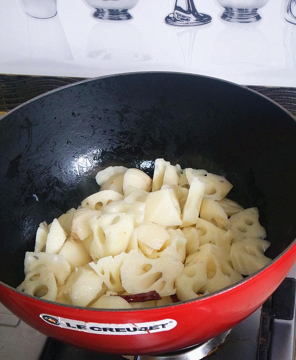 Le creuset酷彩-鑄鐵鍋菜譜#豬肉辣煮蓮藕#的做法 步骤2