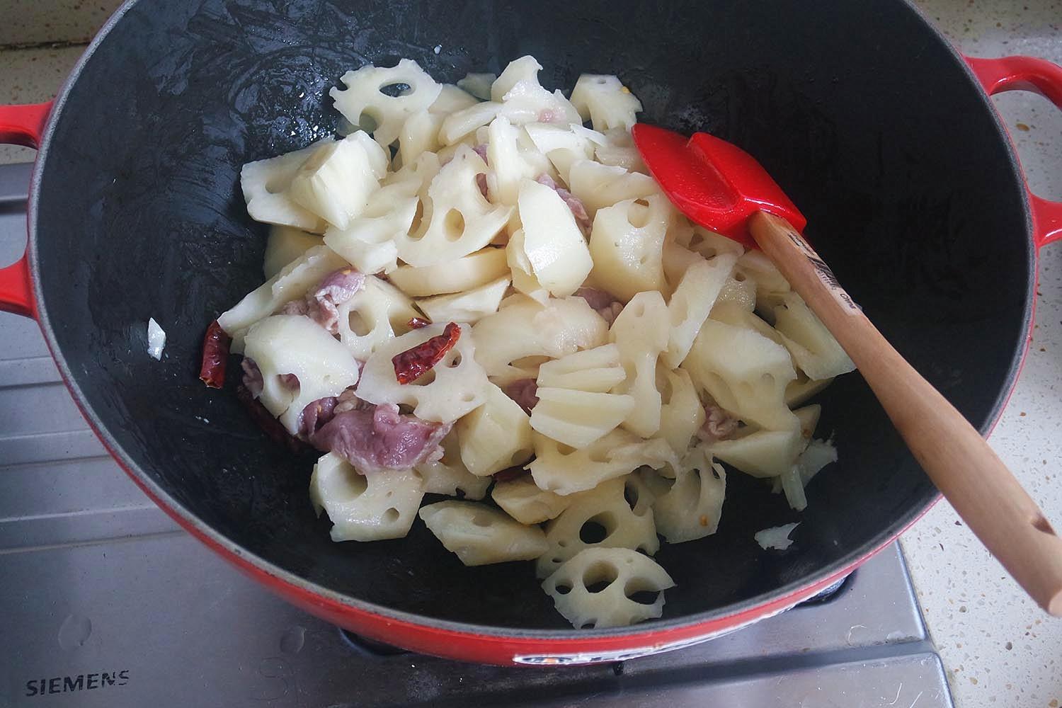 Le creuset酷彩-鑄鐵鍋菜譜#豬肉辣煮蓮藕#的做法 步骤3