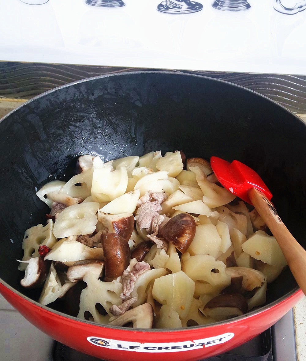 Le creuset酷彩-鑄鐵鍋菜譜#豬肉辣煮蓮藕#的做法 步骤4