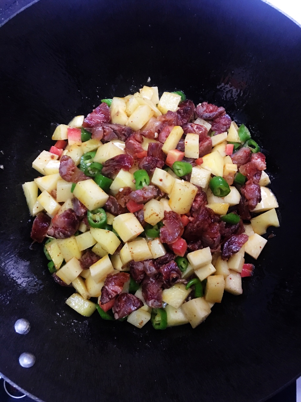 簡易版土豆香腸燜飯的做法 步骤2