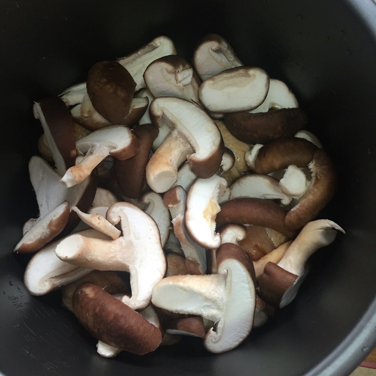 電飯鍋香菇炖翅根的做法 步骤3