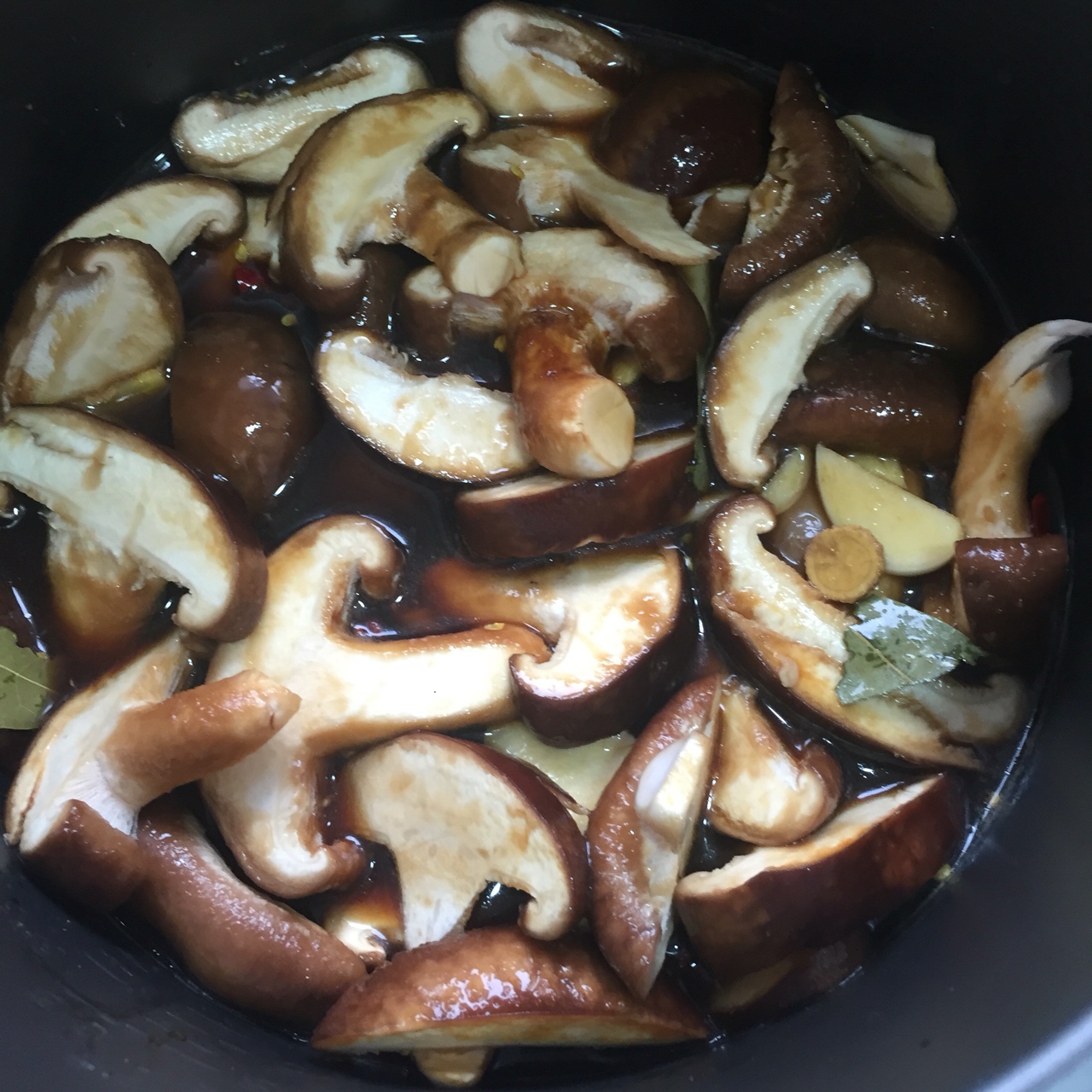 電飯鍋香菇炖翅根的做法 步骤4