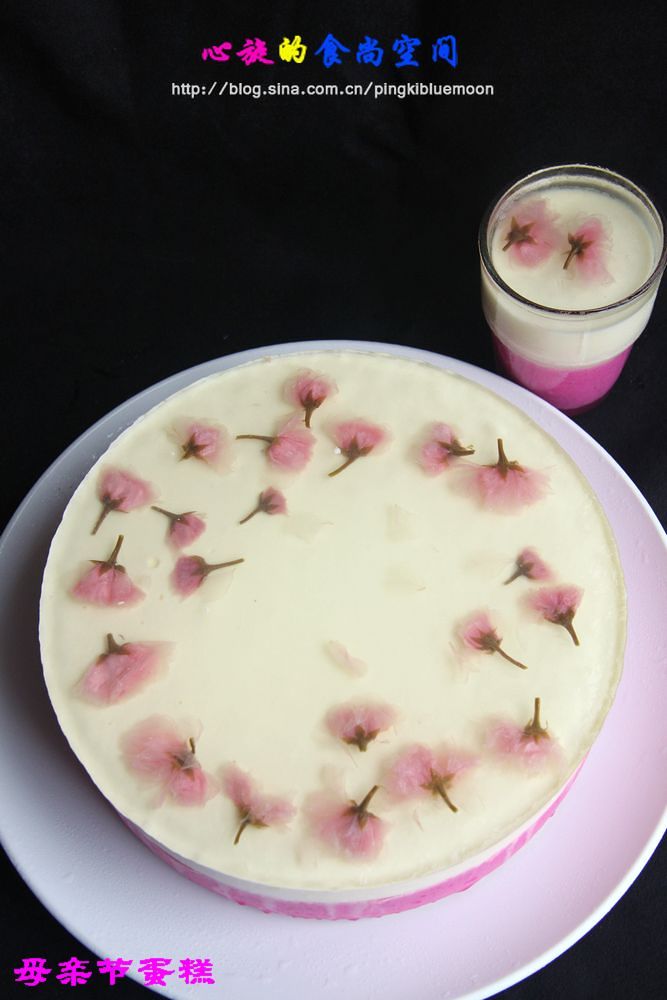 那一抹誘人的粉紅——母親節蛋糕︰紅心火龍果酸奶慕斯搭櫻花果凍的做法 步骤4