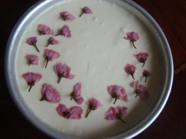 那一抹誘人的粉紅——母親節蛋糕︰紅心火龍果酸奶慕斯搭櫻花果凍的做法 步骤24
