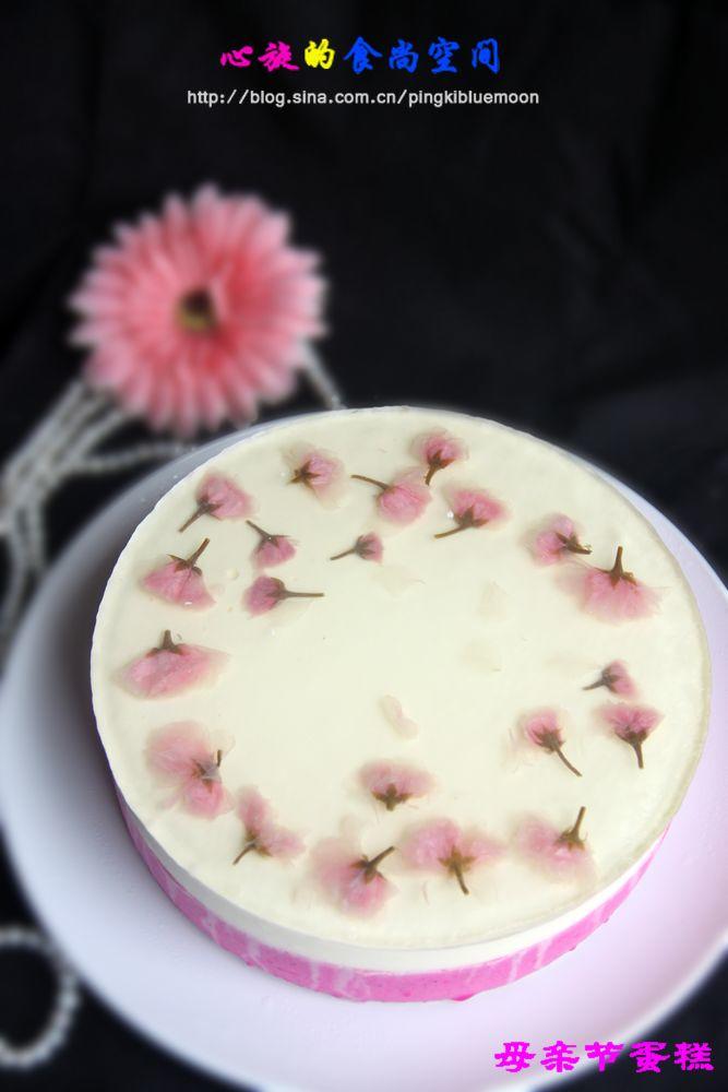 那一抹誘人的粉紅——母親節蛋糕︰紅心火龍果酸奶慕斯搭櫻花果凍的做法 步骤26